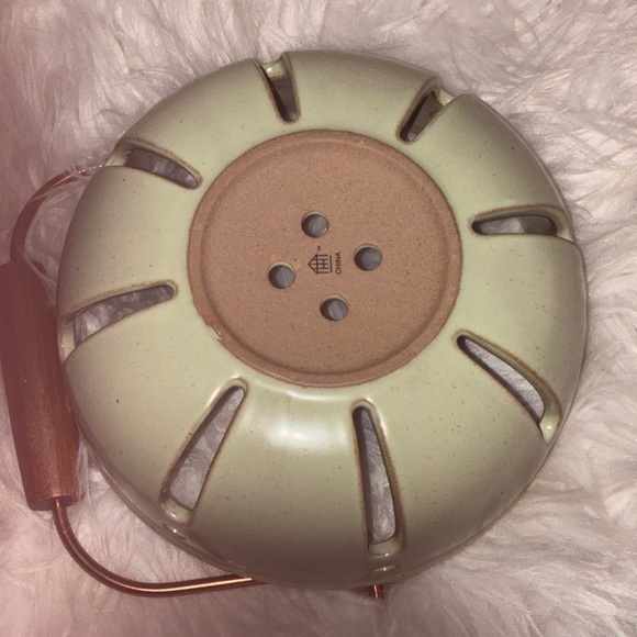 Stoneware Berry Bowl with Carrying Handle Green - Preowned. - Picture 6 of 6